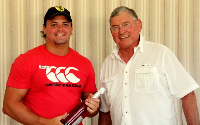 ‘n Vorige jaar se "Spinnekop"-wenner, Philip Ries, staan by wyle Helmie de Vries, inisieerder van die Rolbal-Vriendedag (Argieffoto: Gansbaai Courant)